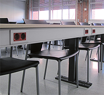 Canal para electrificar las mesas de un aula