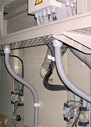 Instalación eléctrica en industria química con bandejas aislantes