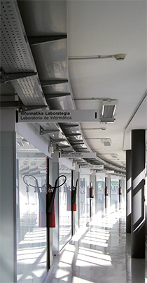Caminhos de cabos para distribuição de cabos no corredor de uma escola