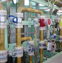 Instalação elétrica em indústria química com caminhos de cabos isolantes
