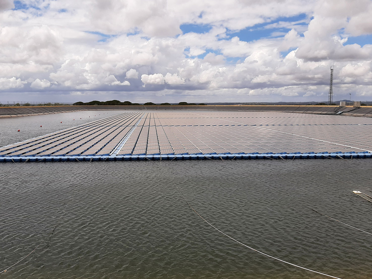 Floating photovoltaic installation with Unex Insulating Cable Trays 66 in Huelva